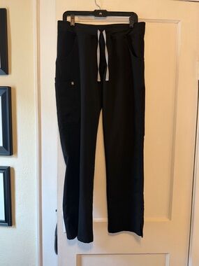 FIGS Women’s Kade Cargo Scrub Straight Leg Pants in Black, size M